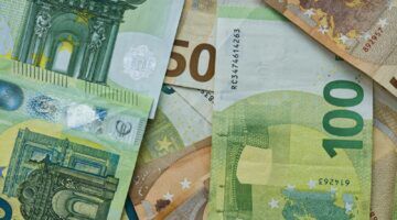 Briefjes van honderd en vijftig euro.