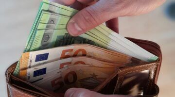Geld, wat je hard nodig hebt om te leven in Nederland.