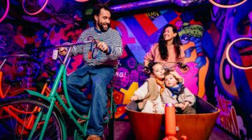 Een gezin op bezoek bij Highlights of Holland