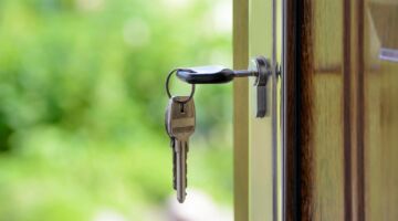 Een huissleutel in het sleutelgat