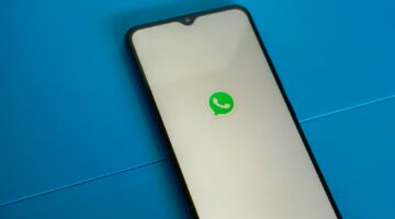 Een telefoon met de WhatsApp app open