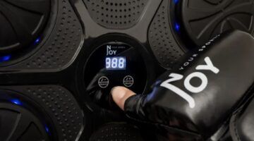 Man klikt met bokshandschoenen op de boksmachine.