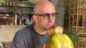 Jay-Jay Boske neemt het ervan en drinkt met zonnebril op.