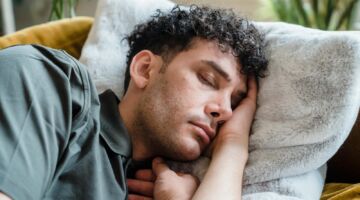 Een man die ligt te slapen.