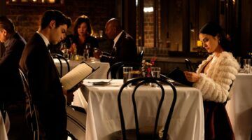 Een man en vrouw die samen aan een tafel zitten in een restaurant.