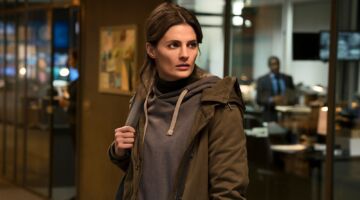 Een vrouw die omkijkt