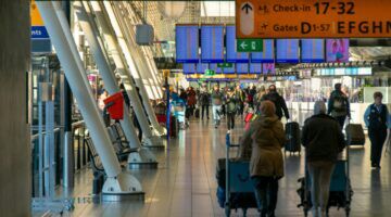 Mensen met hun baggage op Schiphol