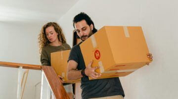 Mensen met verhuisdozen