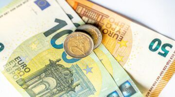 Geld, wat veel Nederlanders mogelijk betalen aan een boete.