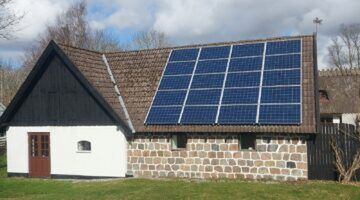 Een huis met zonnepanelen, wat invloed heeft op het energielabel en de gasrekening.
