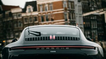 Een Porsche in Nederland, een van de rijkste landen van Europa.