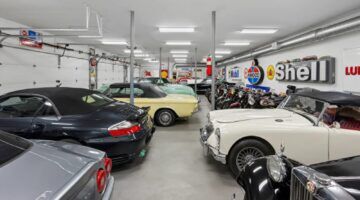 De auto's die bij de megavilla worden geleverd.