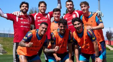 Spaans voetbaleftal tijdens het trainen