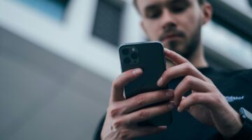 Man met iPhone in zijn hand