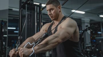 Een man die zijn borst aan het trainen is in de sportschool