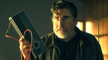Beeld uit "The Boroughs" (2026) met Alfred Molina