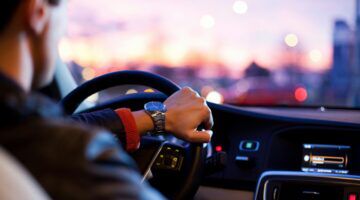 Een man achter het stuur van zijn auto