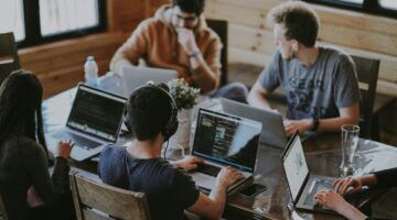Een groep collega's, die straks inzicht heeft in elkaars salaris