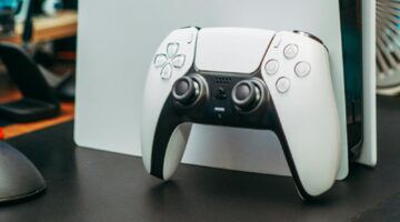 PlayStation 5 en een controller, die je gebruikt als je een PlayStation Plus-abonnement hebt
