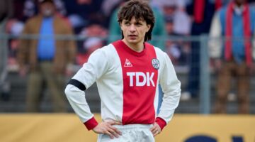 Chris Peters als Marco van Basten in BASTA