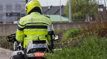 Een motoragent die verkeersboetes gaat uitdelen (die nog duurder worden in 2027)