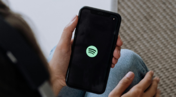 Een telefoon met het Spotify-logo