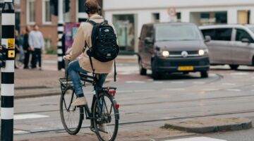 Een jongen die fietst.