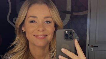 Een spiegelselfie van een vrouw.