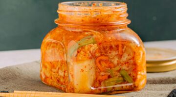 Een pot met kimchi