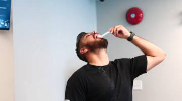 In een video van Jeremy Ethier neemt iemand een scoop creatine