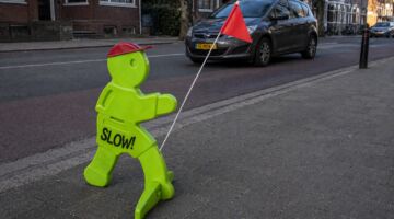 Een veiligheidsbord met "slow"