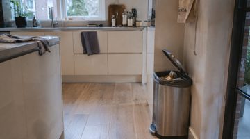 Een stinkende prullenbak in de keuken