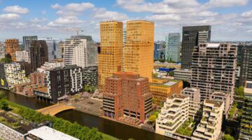 De woontoren in Amsterdam waarin een penthouse te koop staat.