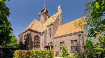 De kerkgebouw die nu als woning fungeert.