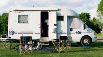 Een camper die ideaal is voor op vakantie.