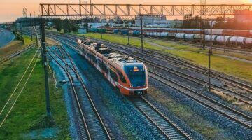 Een trein van NS, alwaar momenteel enorme drukte heerst.