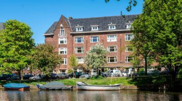 De buitenzijde van de Amsterdamse woning.