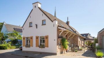 De boerderijwoning in Buchten.