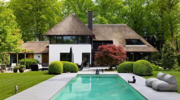 De achterzijde van de villa in Blaricum.