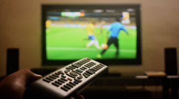 Een TV met voetbal op