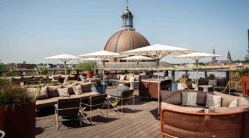 Het buitenterras van CIMA Rooftopbar in Amsterdam