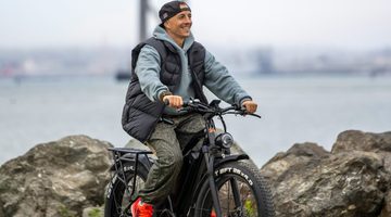 Een man die fietst op een e-bike