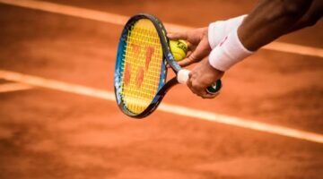 Tennisracket op gravel