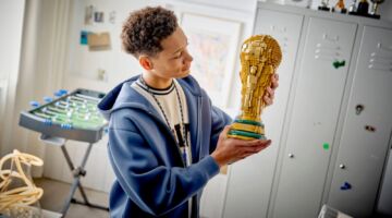 LEGO Wereldbeker in een kamer vastgehouden door een jongen.