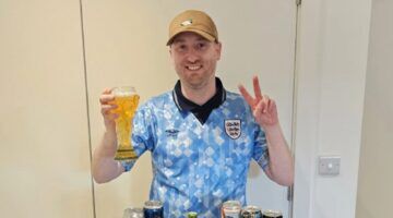 Gus Hully met een biertje in zijn hand.