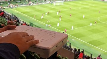 Het 'Field of Vision'-apparaatje, h&eacute;t ding waarmee slechtzienden toch kunnen genieten van een (voetbal)wedstrijd