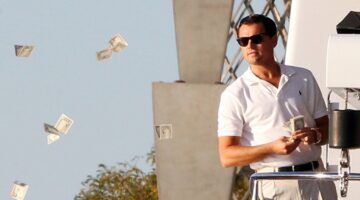 Leonardo DiCaprio die met geld gooit in Wolf of Wall Street