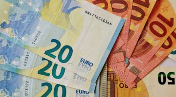 Verschillende briefjes geld.
