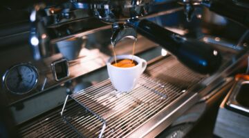 Een kopje koffie dat wordt gezet met een koffiezetapparaat.