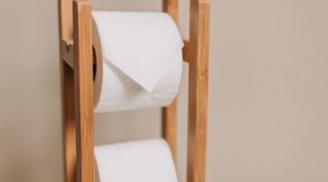 Een wc-rol die aan een wc-rolhouder hangt.